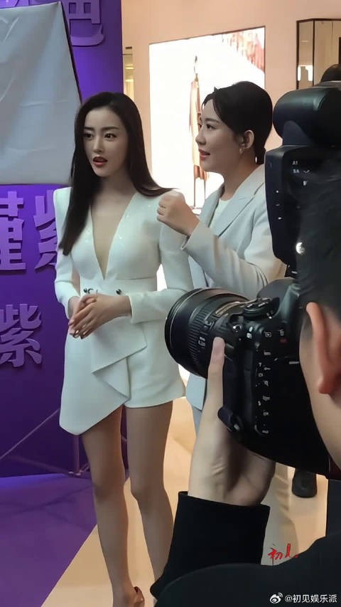 张天爱身材绝了!宽肩细腰大长腿,简单打扮反而惊艳