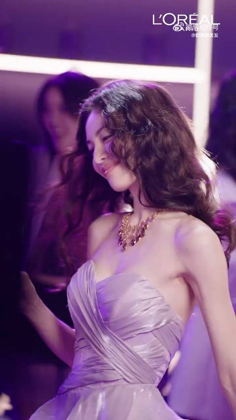钟楚曦长发造型妩媚动人