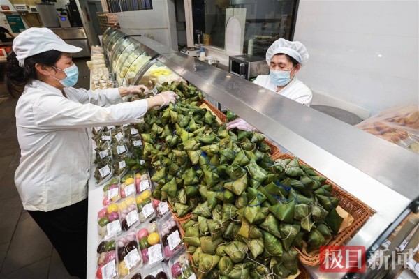 粽叶漂香引客来，市民提前“粽”享端午滋味