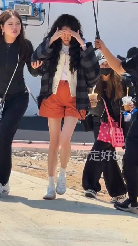 关晓彤,李昀锐最新今日路透图,都是大长腿啊!