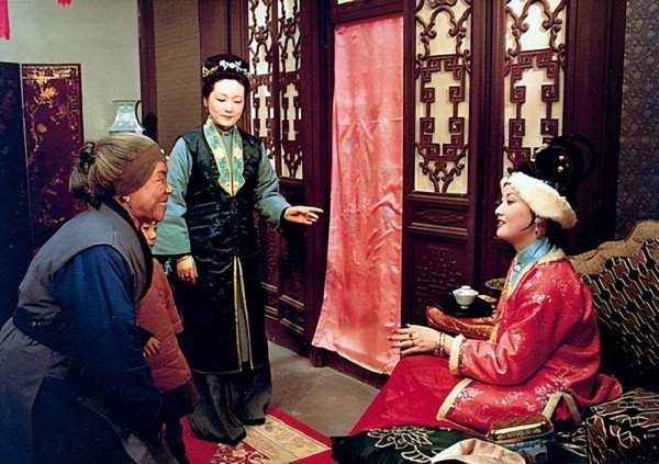 重读红楼梦，突然就懂了刘姥姥，初入大观园时的丑态，深藏着悲哀