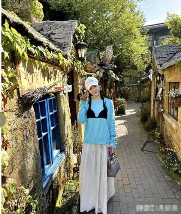 46岁陈乔恩和老公日本旅游：扎两个小辫子太减龄，像20岁少女一样