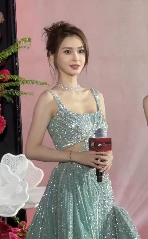 杨颖好权威的一张脸,太美了! 现在状态感觉跟18岁一样