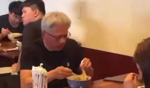黄仁勋攻击了拜登,这牛肉面吃得还挺爽的?