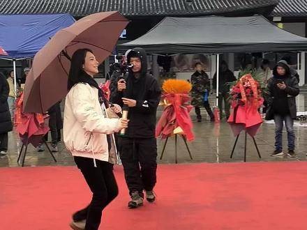 还记得《亲爱的,热爱的》里的姜佩瑶,如今终于见到本人了,真是太美了