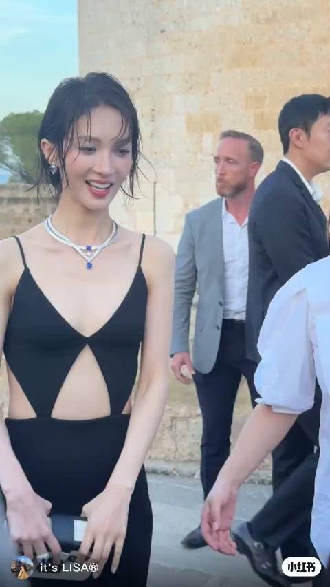 美我一大跳! 明艳or冷艳都很适合,请多在舒适区当漂亮女明星!
