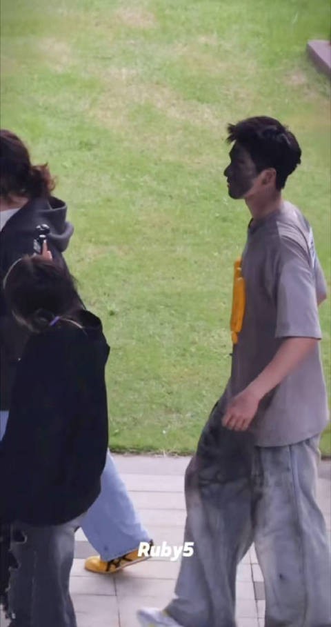 黑脸小林，哈哈哈哈笑晕了！好一口大白牙！能感受到小林在奔跑吧玩得老开心啦