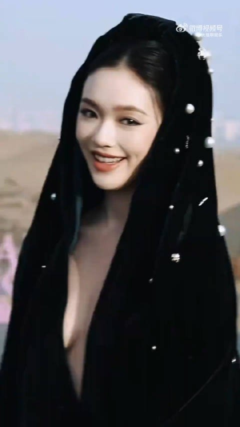 林允时尚芭莎造型花絮来啦！穿的很大胆