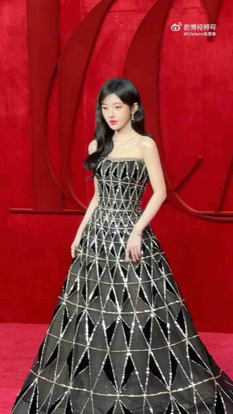 鞠婧祎时尚芭莎年度派对生图频，美晕了！此女是神