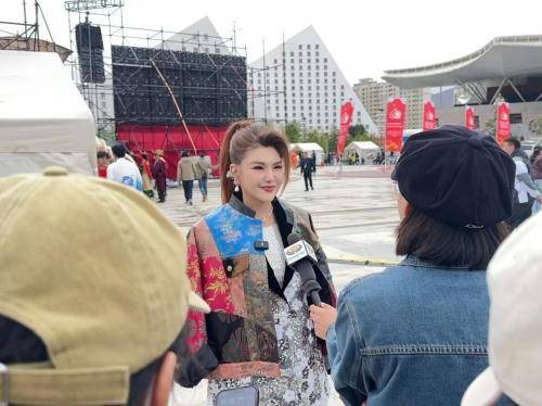 与人民同行乌兰图雅随中国文联走进拉萨庆祝西藏自治区成立60周年