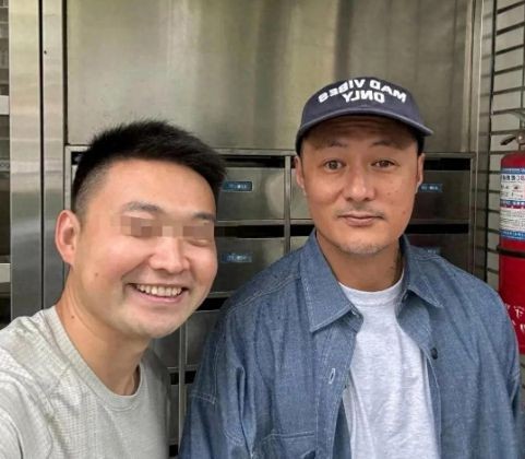 43岁余文乐近照生图爆出，台北开奔驰G500买咖啡，胡子发白显苍老