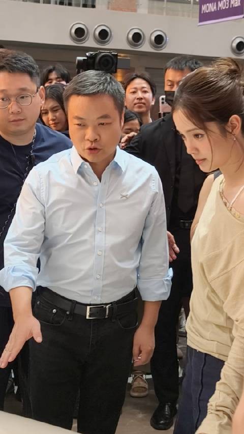 欧阳娜娜驾驶小鹏MONA 03载何小鹏体验新车