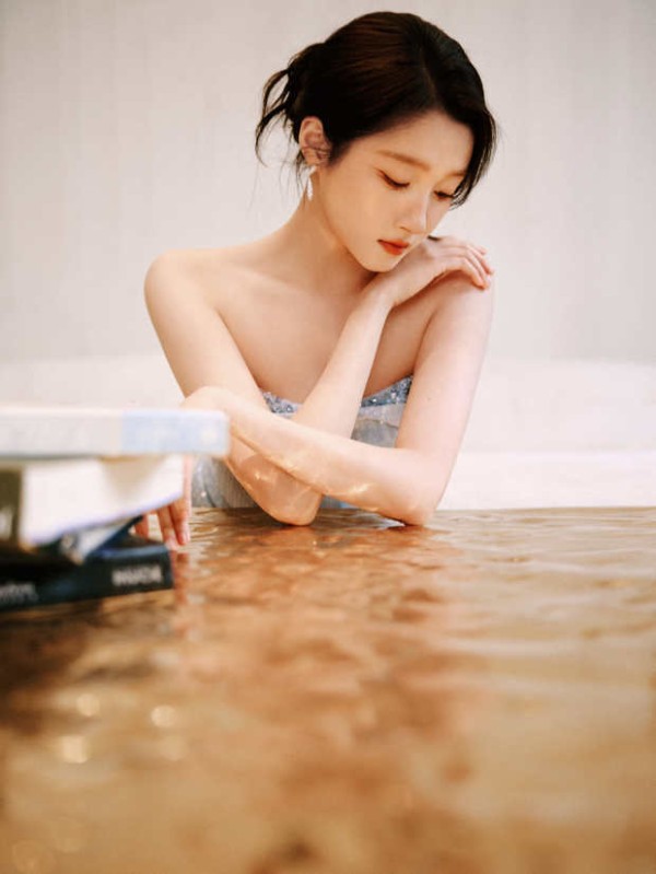 搜狐娱乐讯 5月29日，关晓彤工作室晒出了一组她的最新活动造型图，身穿一袭蓝色抹胸开叉裙，性感妩媚。