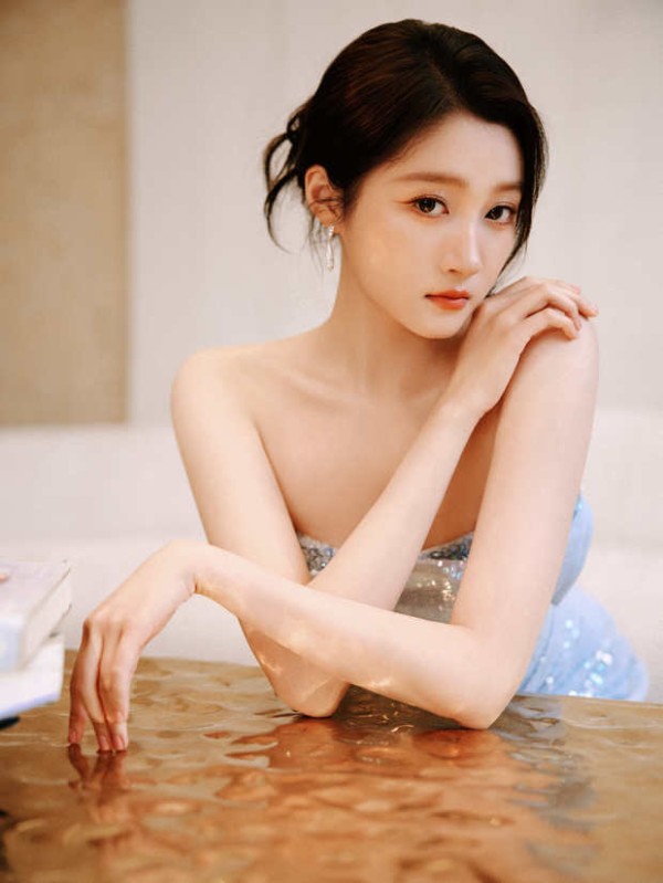 关晓彤婀娜多姿。