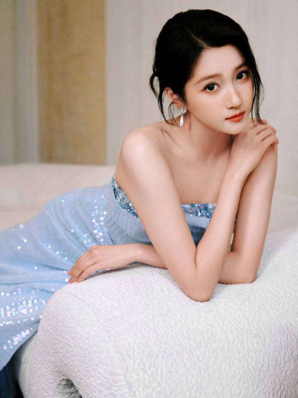 关晓彤香肩迷人。