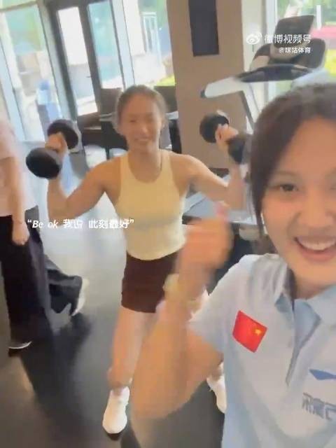 分享冠军赛训练日常与粉丝互动,挑战高难度奖板后轻松归队