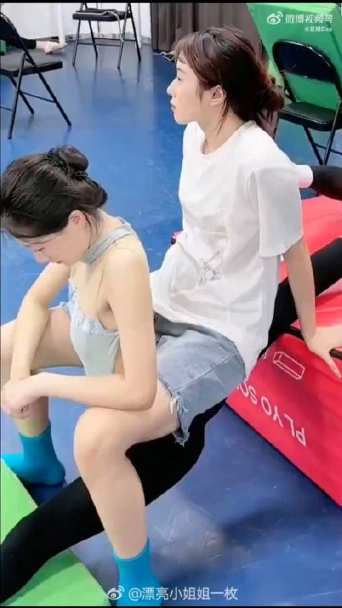 差点没看出来谁的腿是谁的