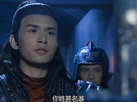 她对他而言如天上明月，只能遥不可及地悬挂高空，默默守望
