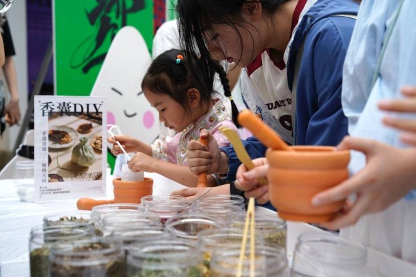 品特色美食、赏民俗展演 端午节成都端出“非遗大餐”