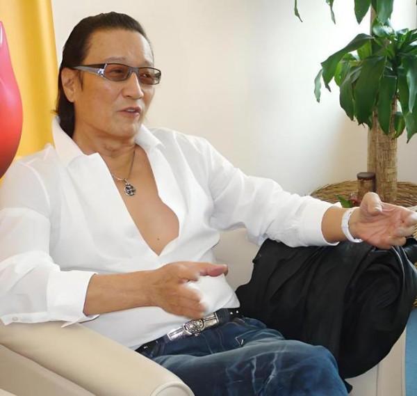 谢贤坐轮椅外出晒太阳，配2个保姆！晚年显孤单坦言和谢霆锋不熟