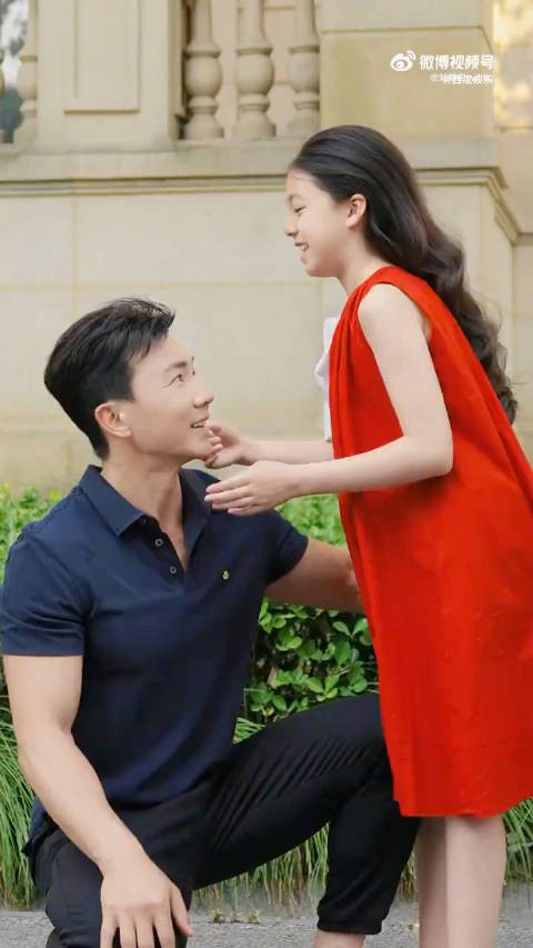 刘畊宏晒六一合拍视频，小泡芙长大萌度不减