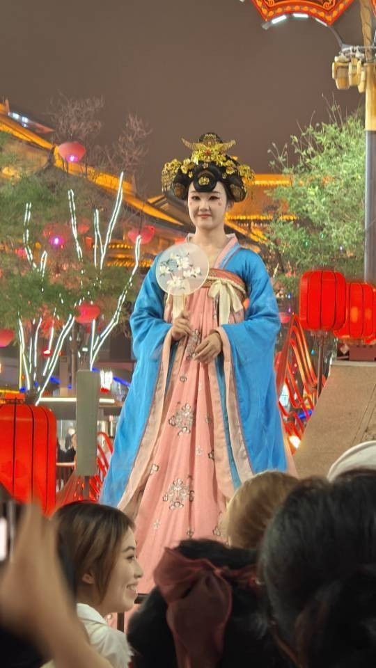 大唐不夜城演出火爆，记者排队50分钟与不倒翁演员比心