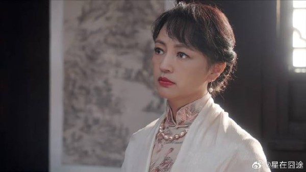 小伙犯了事，自首前和家人告别，妈妈失望至极
