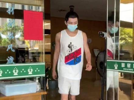 刘学义展现胳膊肌肉了呢今日他是肌肉型男a爆了