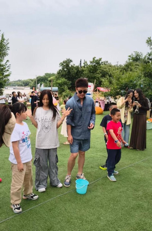 汪小菲陪子过女儿童节，节后带老婆游香港，夫妻俩被偶遇超甜