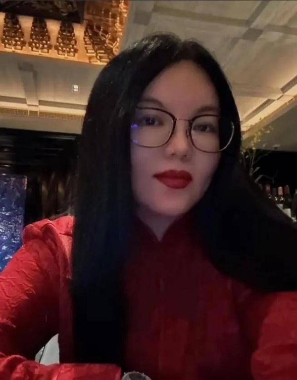 好奢侈！李湘陪女儿过节，高档餐厅吃粽子，王诗龄手持4万LV包