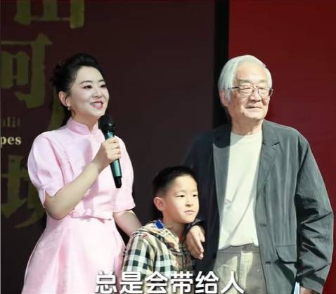 月亮姐姐：在晋给老父亲筹备画展，吴为山杨帆等大咖亲临现场捧场