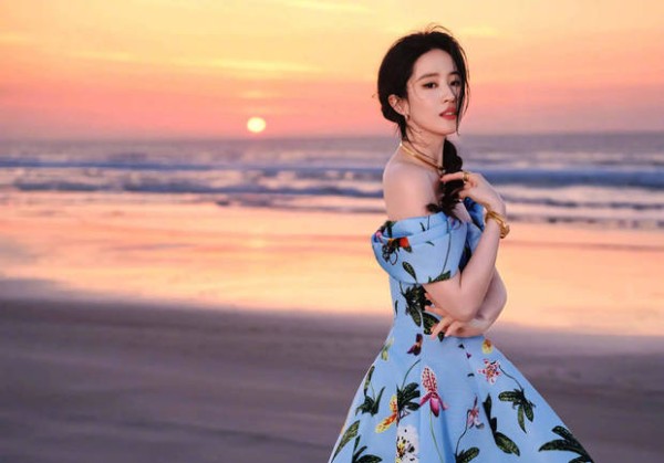 刘亦菲阿布扎比夕阳下的漫步，畅享阿拉伯美食