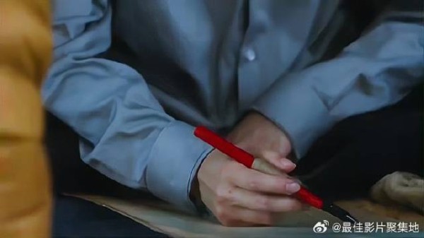小子偷看女孩胸部被发现，下秒一个动作，简直绝了！