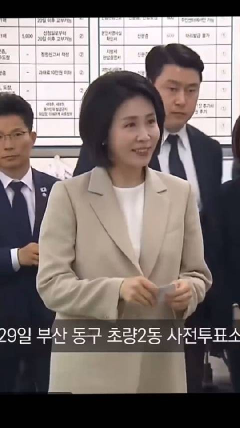 李在明夫人金惠景去投票，肯定是投给自己老头的吧