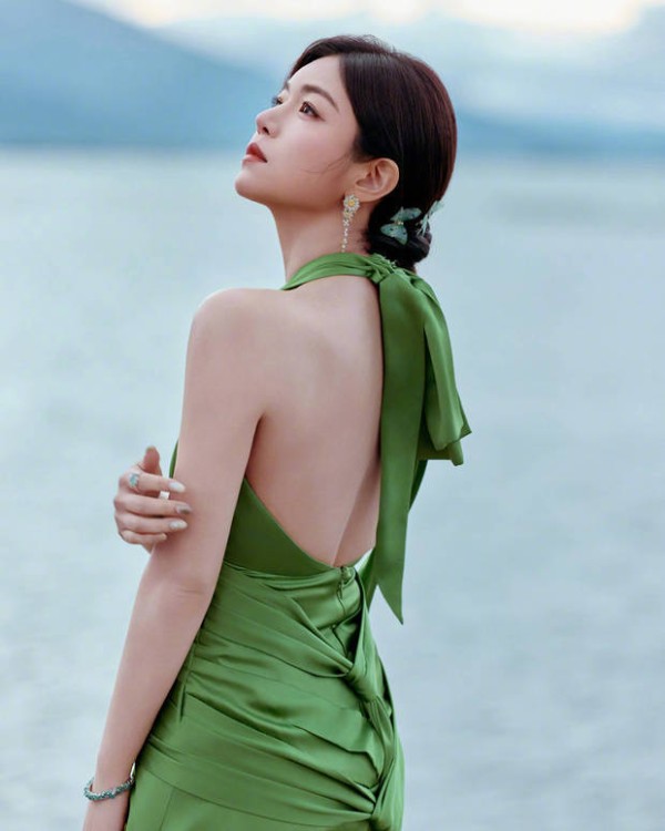 陈妍希秀光滑美背，状态超好。