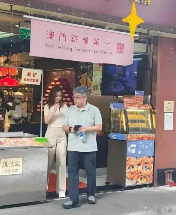 37岁杨颖路边摊站台被拍！素颜皱纹藏不住，当年顶流如今无人识？