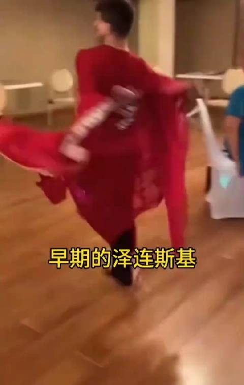 泽连斯基:我飘了吗?我做了那么久演员,谁能想到我会干总统?