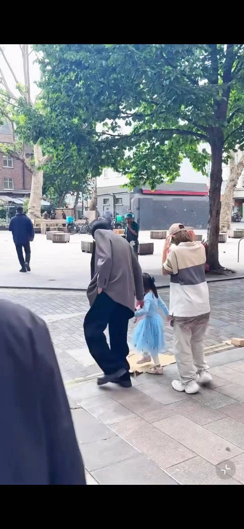 张若昀女儿都这样大啦,一家三口同框太幸福了