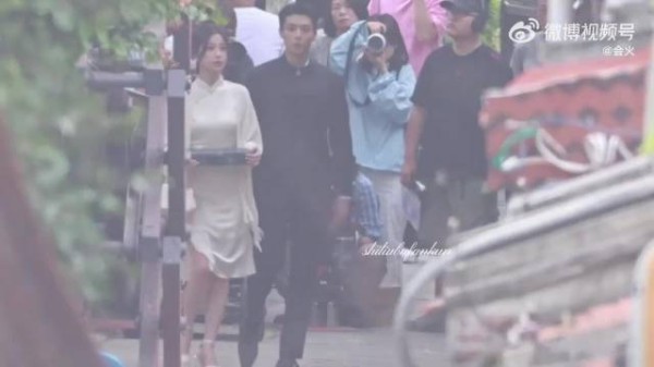 虞书欣陈靖可新中式造型路透，白裙黑西装同框养眼
