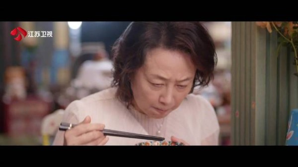 张雨绮饰演许开心与女儿冷战，饭桌气氛沉闷