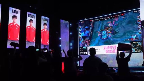 现场的WE粉丝整个一个激动的大动作!