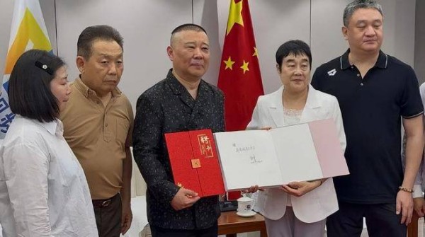 德云社郭德纲晒聘书，成香港特邀画家，网友热议，老郭成了香饽饽