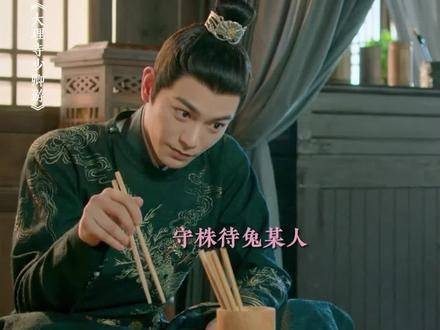李饼一个眼神，邱将军就明白了他的意图，这是他们二人之间独特的默契