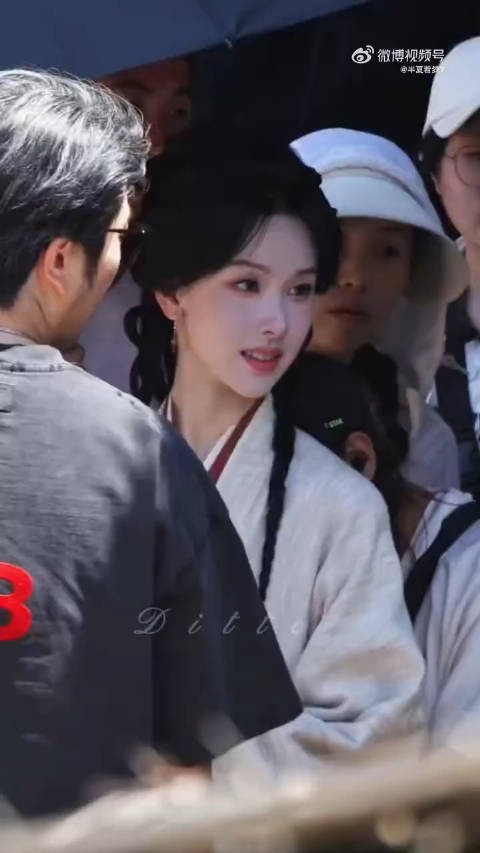 陈都灵新剧造型路透曝光，服化道精致显水灵