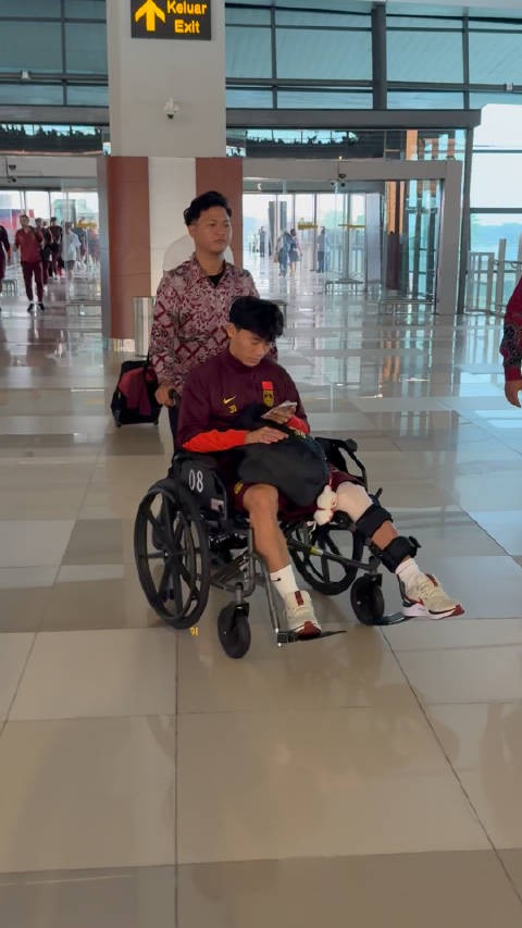 胡荷韬的左膝盖已经上支具了，那可能是十字韧带的问题，还是回国检查吧