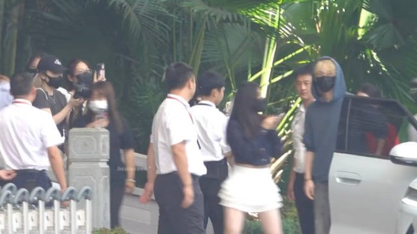 马柏全今天三亚出发路透 帽衫look酷盖,和粉丝捏捏拜拜 明晚直播见!