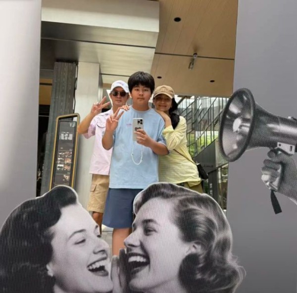 沙溢胡可一家逛街，鱼儿走潮流路线大变样，安吉又瘦了胳膊细成竿