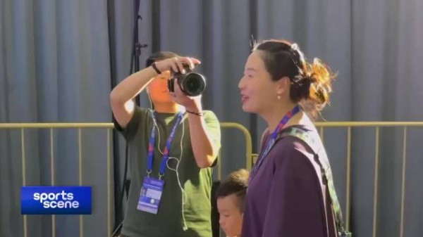 中法女排赛后张籽萱与魏秋月交谈