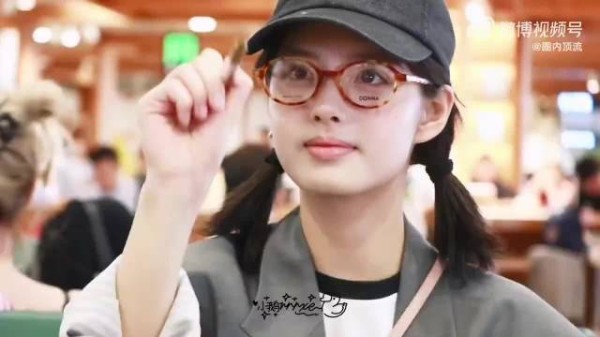 艾米深圳飞北京,有网友说是她演的电影《女足》杀青了