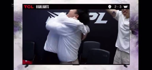 WE教练组抱在一起! 泽元:马老师当教练的最好成绩已经超过当选手的了